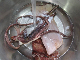 鱿鱼干排骨汤的做法步骤：3