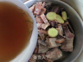 鱿鱼干排骨汤的做法步骤：6