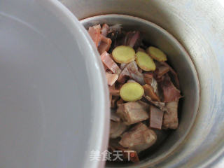 鱿鱼干排骨汤的做法步骤：7