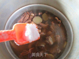 鱿鱼干排骨汤的做法步骤：10