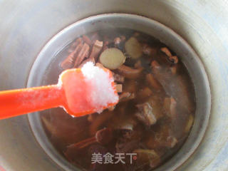 鱿鱼干排骨汤的做法步骤：11