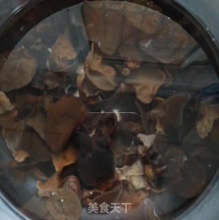 炝拌木耳洋葱的做法步骤：1