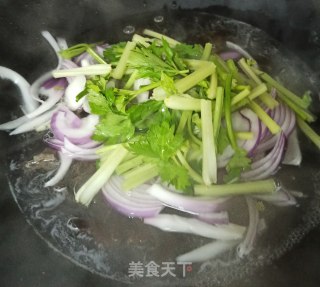 炝拌木耳洋葱的做法步骤：3