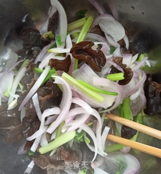 炝拌木耳洋葱的做法步骤：5