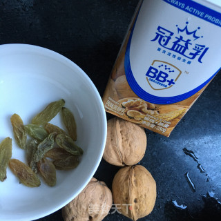 苹果核桃拌酸奶的做法步骤：1