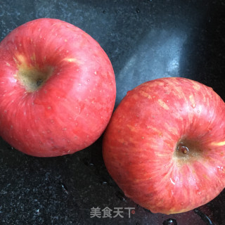 苹果核桃拌酸奶的做法步骤：2