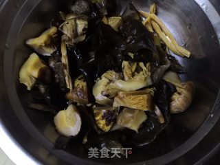 菌菇烧鹌鹑蛋的做法步骤：2