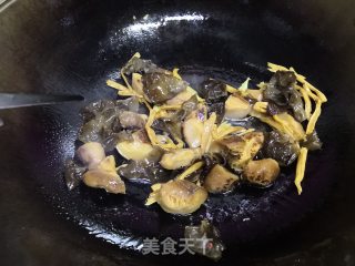 菌菇烧鹌鹑蛋的做法步骤：3