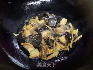 菌菇烧鹌鹑蛋的做法步骤：5