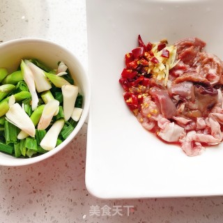 蒜苗炒鱼杂的做法步骤：3