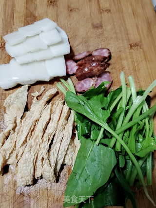 菠菜香肠年糕汤的做法步骤：2