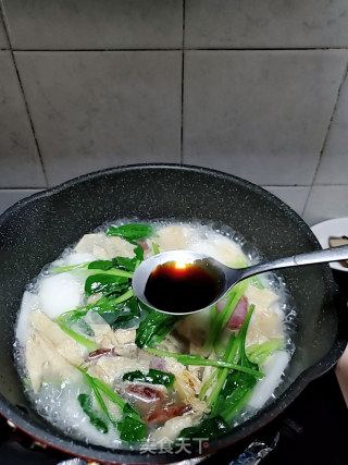 菠菜香肠年糕汤的做法步骤：7