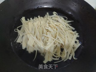 豆腐皮拌白菜的做法步骤：2