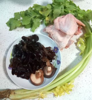 木耳炒鸡肉的做法步骤：1