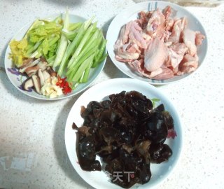 木耳炒鸡肉的做法步骤：2