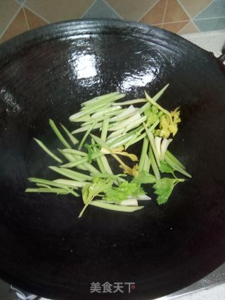 木耳炒鸡肉的做法步骤：3