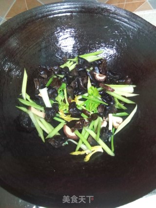 木耳炒鸡肉的做法步骤：4