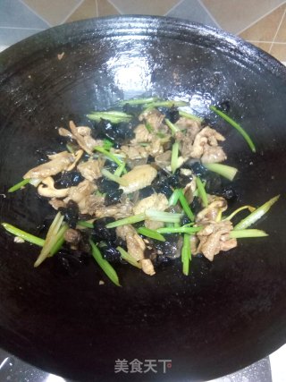 木耳炒鸡肉的做法步骤：8