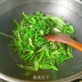 小炒西兰花的做法步骤：2