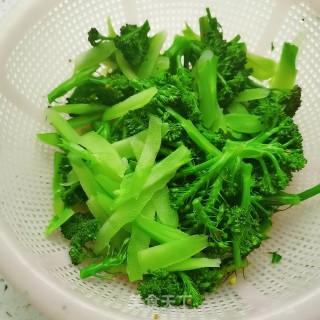 小炒西兰花的做法步骤：3