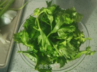 家常凉拌芹菜叶的做法步骤：1