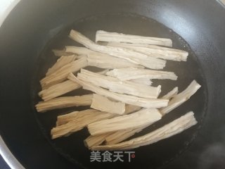 西芹拌腐竹的做法步骤：2