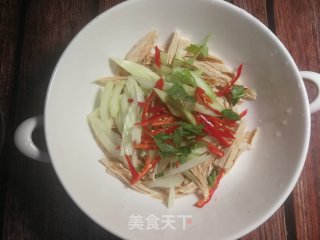 西芹拌腐竹的做法步骤：6