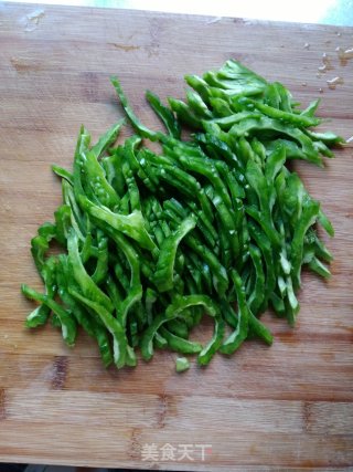 苦瓜炒肉丝的做法步骤：2