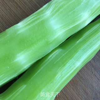 对虾干炒笋片的做法步骤：1