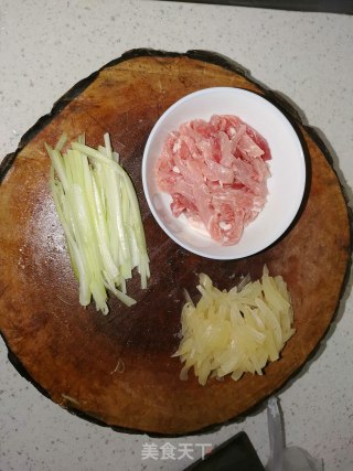 酸萝卜炒肉丝的做法步骤：1