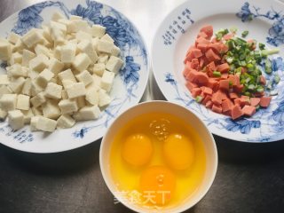 馒头粒肉蛋饼的做法步骤：1