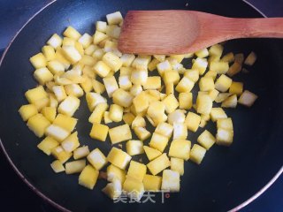 馒头粒肉蛋饼的做法步骤：2