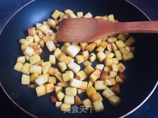 馒头粒肉蛋饼的做法步骤：3