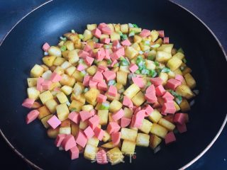 馒头粒肉蛋饼的做法步骤：4