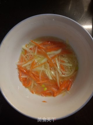 胡萝卜土豆鸡蛋饼的做法步骤：2