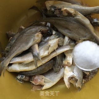 小黄鱼罐头的做法步骤：1