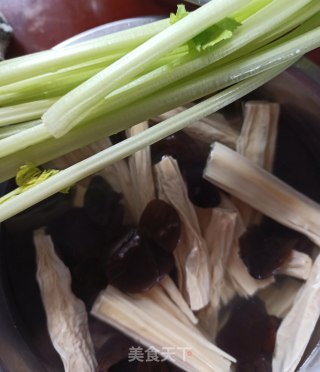 香芹拌腐竹木耳的做法步骤：1