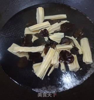 香芹拌腐竹木耳的做法步骤：2