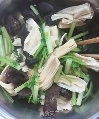 香芹拌腐竹木耳的做法步骤：4