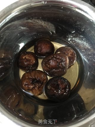 香菇炖鸡的做法步骤：2