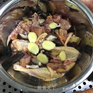 香菇炖鸡的做法步骤：4