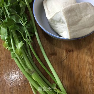 香芹香煎豆腐的做法步骤：1