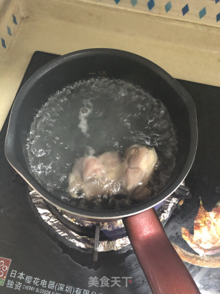 红绿清拌猪葱嘴的做法步骤：1