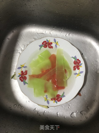 红绿清拌猪葱嘴的做法步骤：2