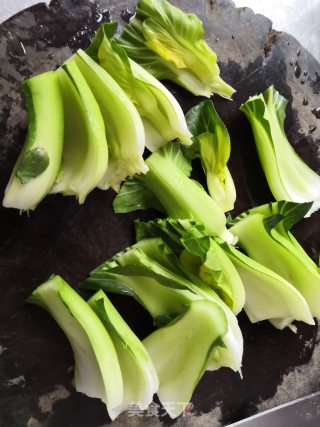青菜梗炒肉的做法步骤：1