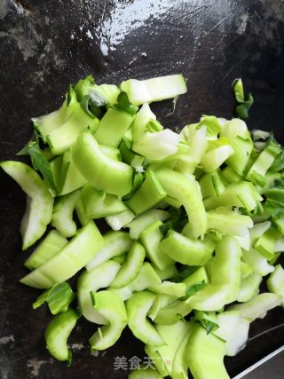 青菜梗炒肉的做法步骤：2