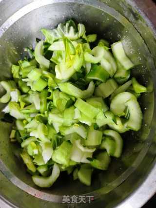 青菜梗炒肉的做法步骤：4