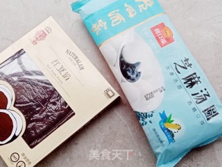 芝麻汤圆配红豆汤的做法步骤：1