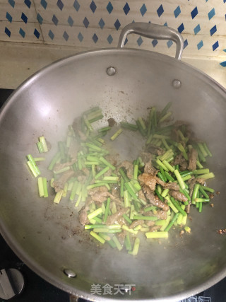 蒜苔炒肉的做法步骤：2