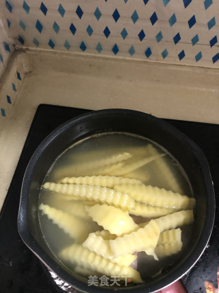 双味天蚕土豆的做法步骤：2